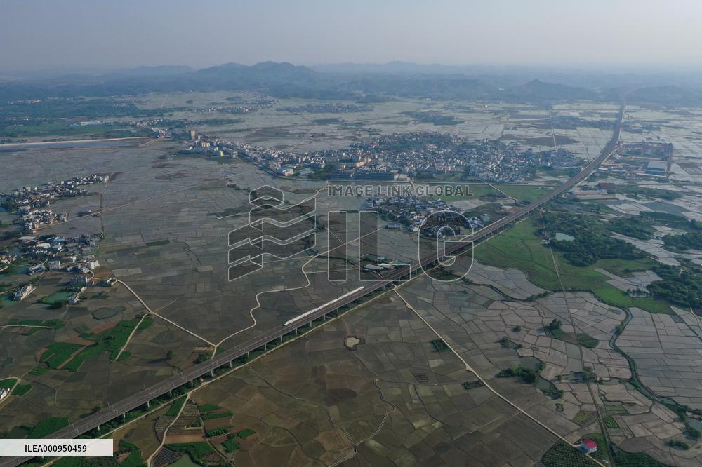 CHINA-GUANGXI-BULLET TRAIN-FIELD-SCENERY (CN)
