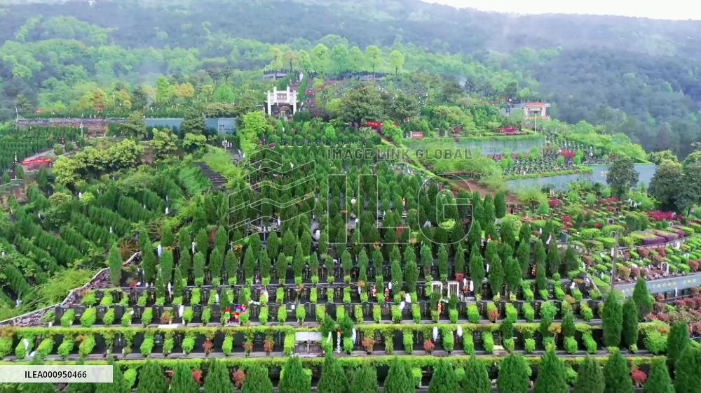 Virtual tomb-sweeping gains more acceptance in China amid COVID-19 resurgence