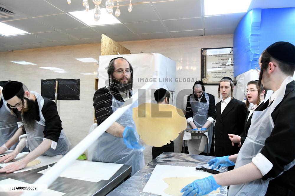 ISRAEL-REHOVOT-PASSOVER-PREPARATIONS-MATZA