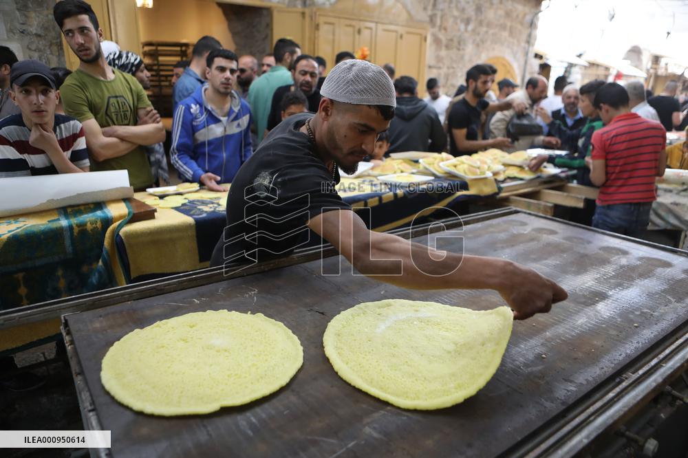 MIDEAST-HEBRON-RAMADAN-MARKET