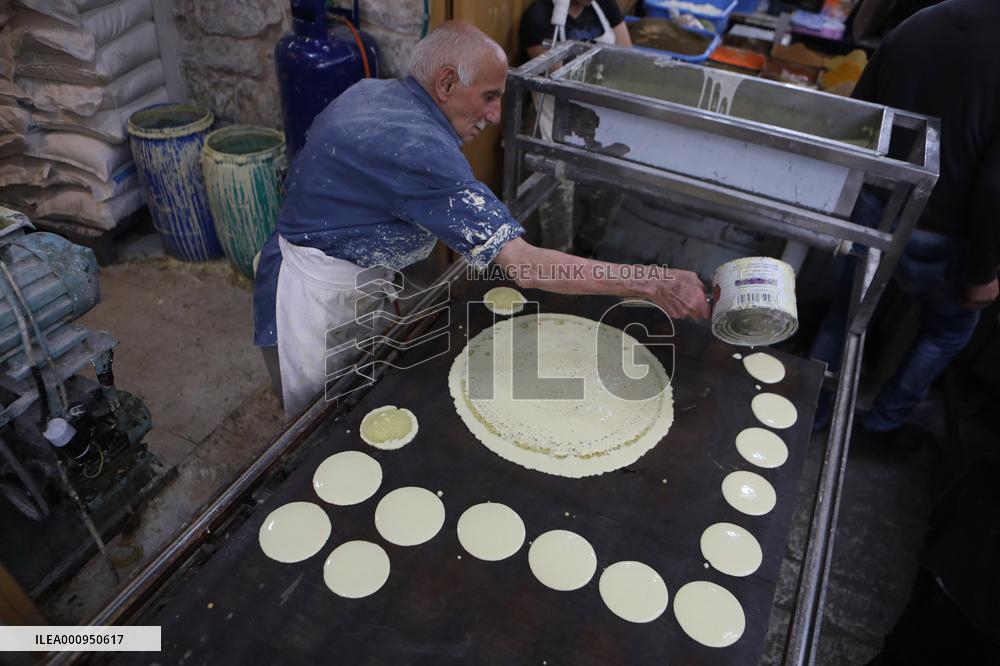 MIDEAST-HEBRON-RAMADAN-MARKET