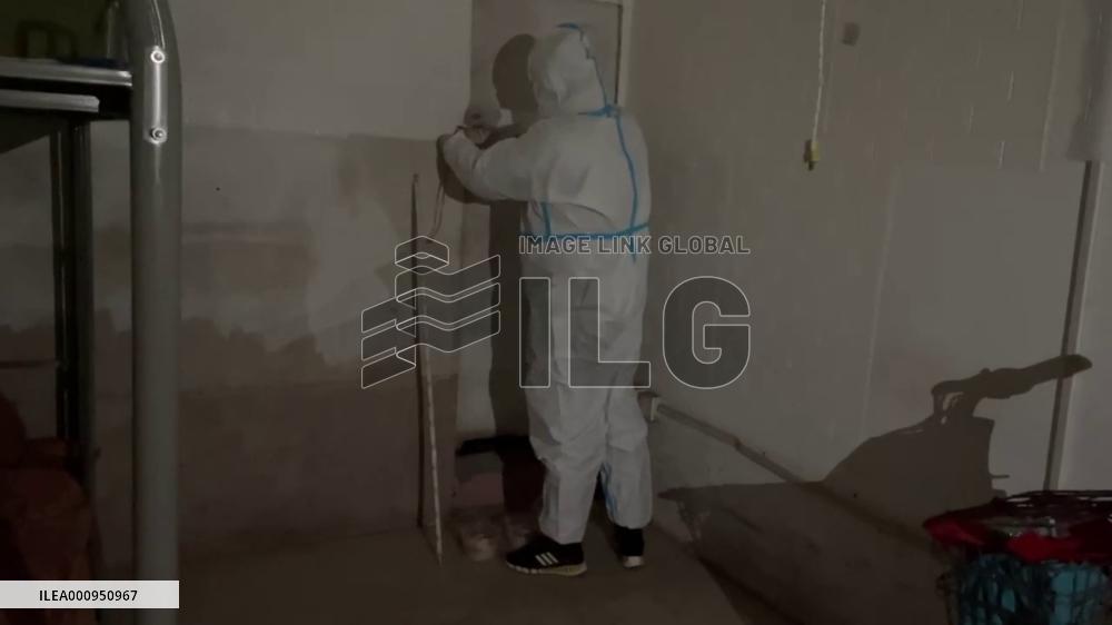 Anti-epidemic staff send food to unattended puppies under closed-off management