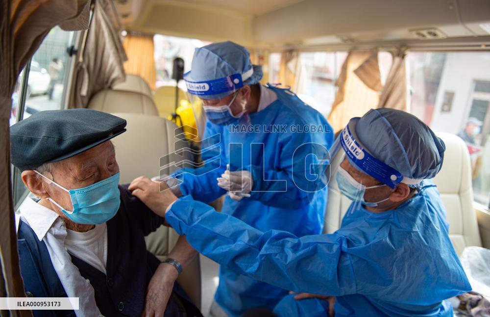 Xinhua Headlines: China boosts COVID-19 vaccination among the aged