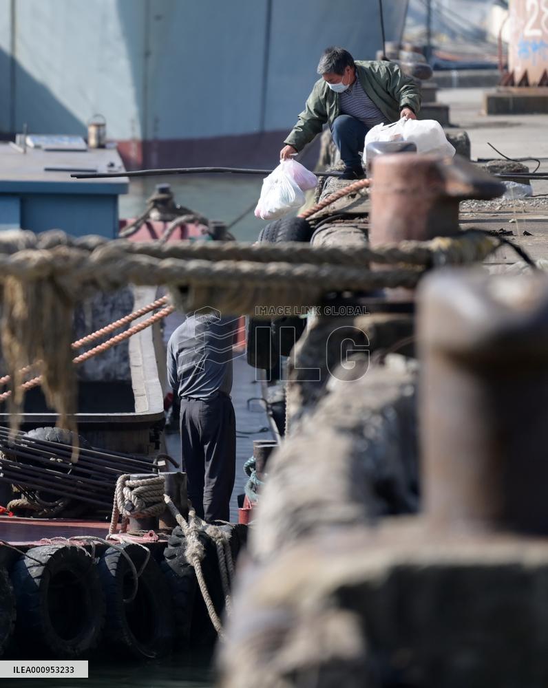 CHINA-SHANGHAI-DELIVERYMAN (CN)