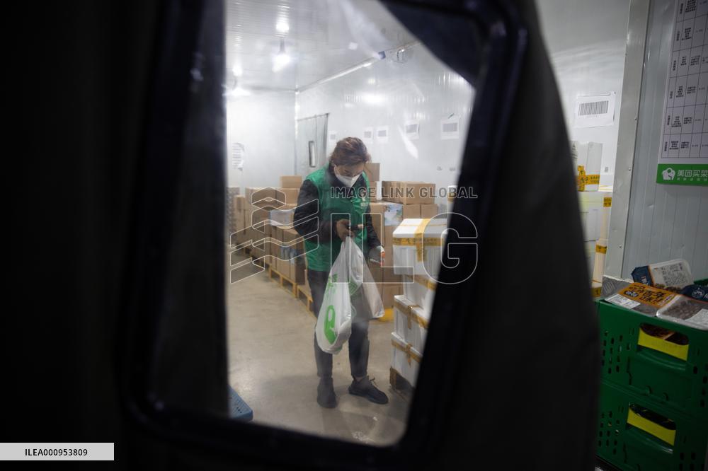 CHINA-SHANGHAI-COVID-19-ONLINE GROCERY PLATFORM-STAFF (CN)