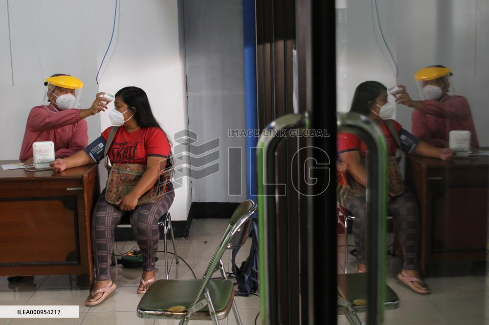 INDONESIA-SURAKARTA-COVID-19-VACCINATION-BOOSTER