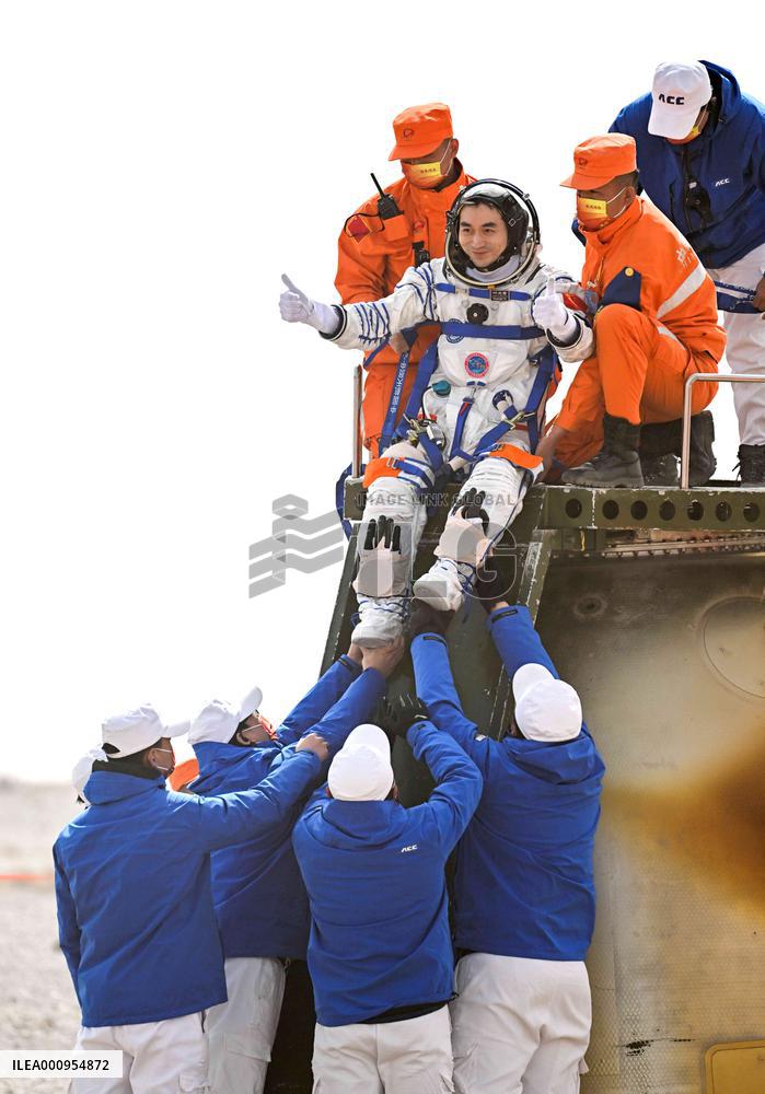 (EyesonSci)CHINA-SHENZHOU-13-RETURN (CN)