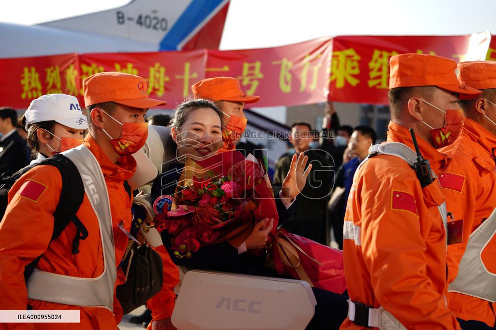 (EyesonSci) CHINA-BEIJING-SHENZHOU-13-ASTRONAUTS-RETURN (CN)