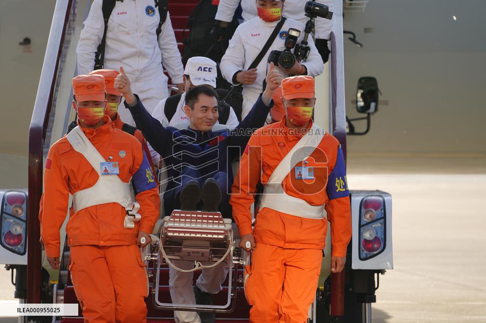 (EyesonSci) CHINA-BEIJING-SHENZHOU-13-ASTRONAUTS-RETURN (CN)