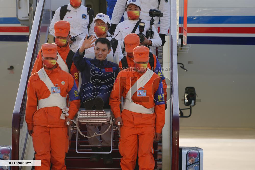 (EyesonSci) CHINA-BEIJING-SHENZHOU-13-ASTRONAUTS-RETURN (CN)
