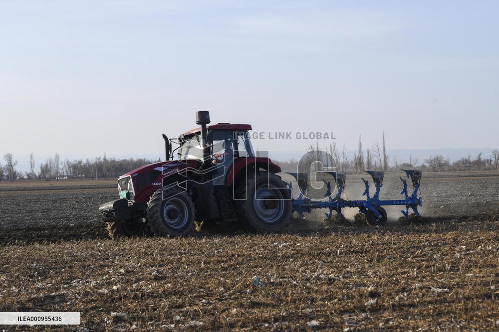 Xinhua Headlines: Unfazed by U.S. sanctions and smear campaign, Xinjiang farmers more enthusiastic about cotton farming