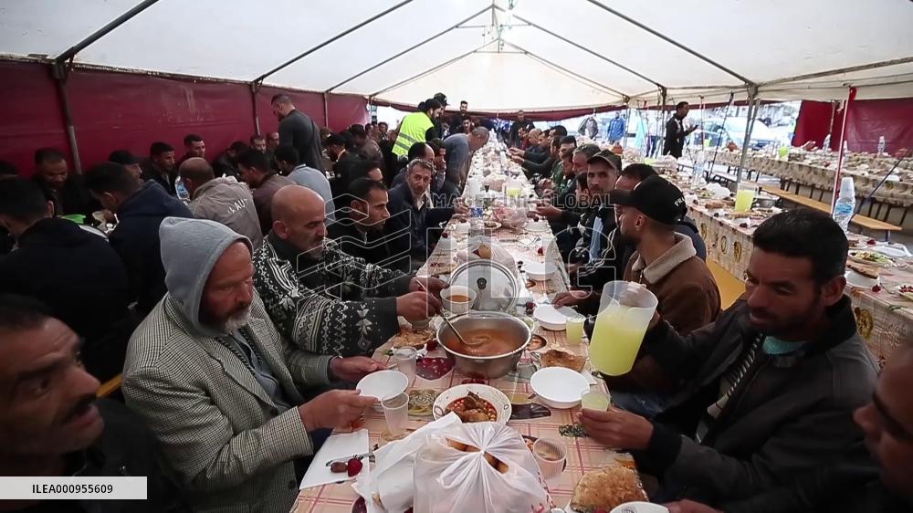 Free iftar offered by Algerian charities benefit more local people