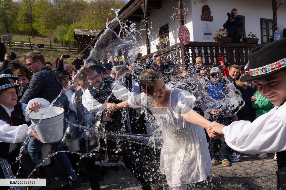 HUNGARY-HOLLOKO-EASTER WATERING