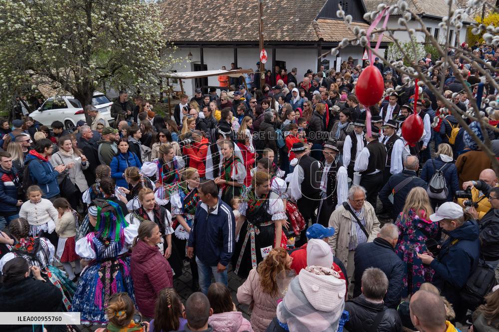 HUNGARY-HOLLOKO-EASTER WATERING