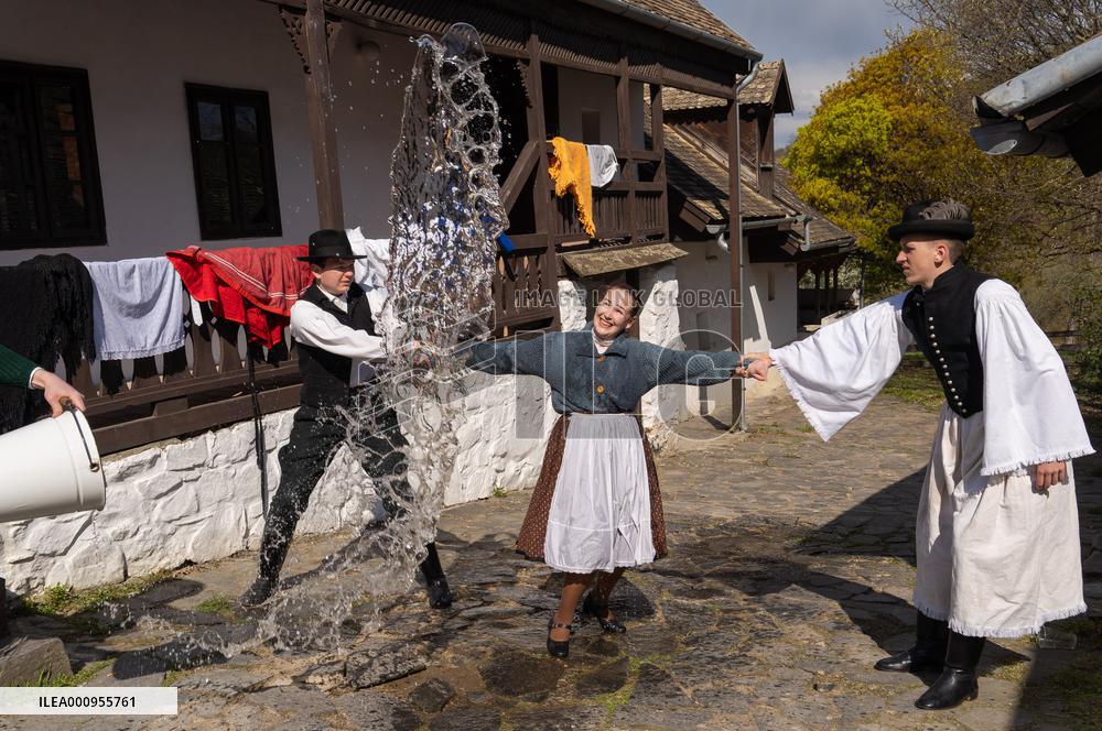 HUNGARY-HOLLOKO-EASTER WATERING
