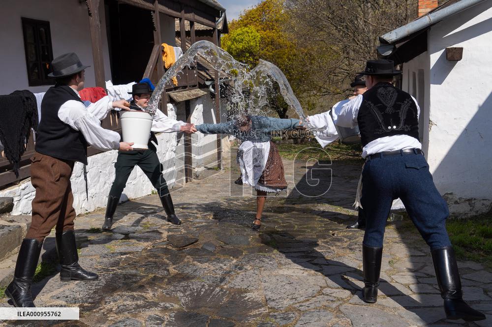 HUNGARY-HOLLOKO-EASTER WATERING