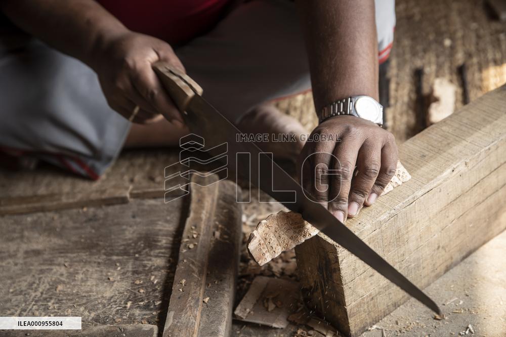 NEPAL-LALITPUR-WOOD CARVING