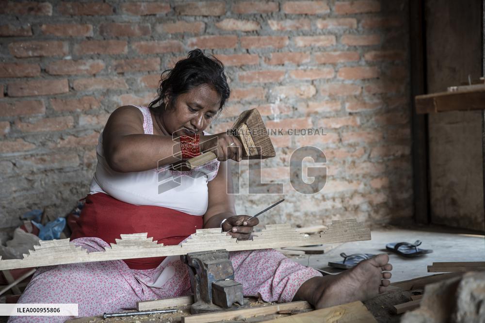 NEPAL-LALITPUR-WOOD CARVING