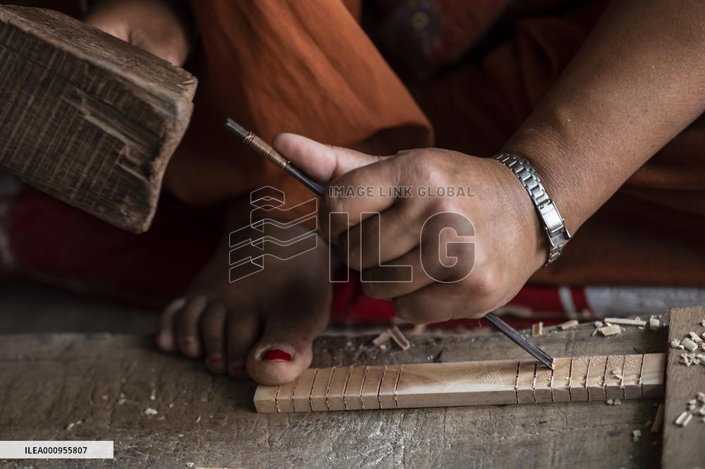 NEPAL-LALITPUR-WOOD CARVING