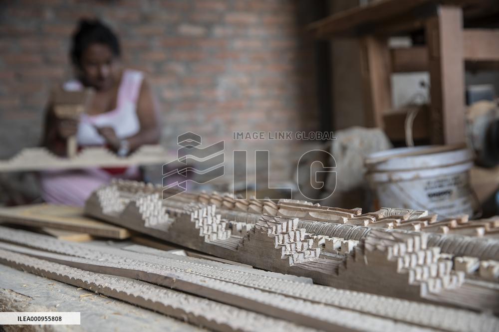 NEPAL-LALITPUR-WOOD CARVING
