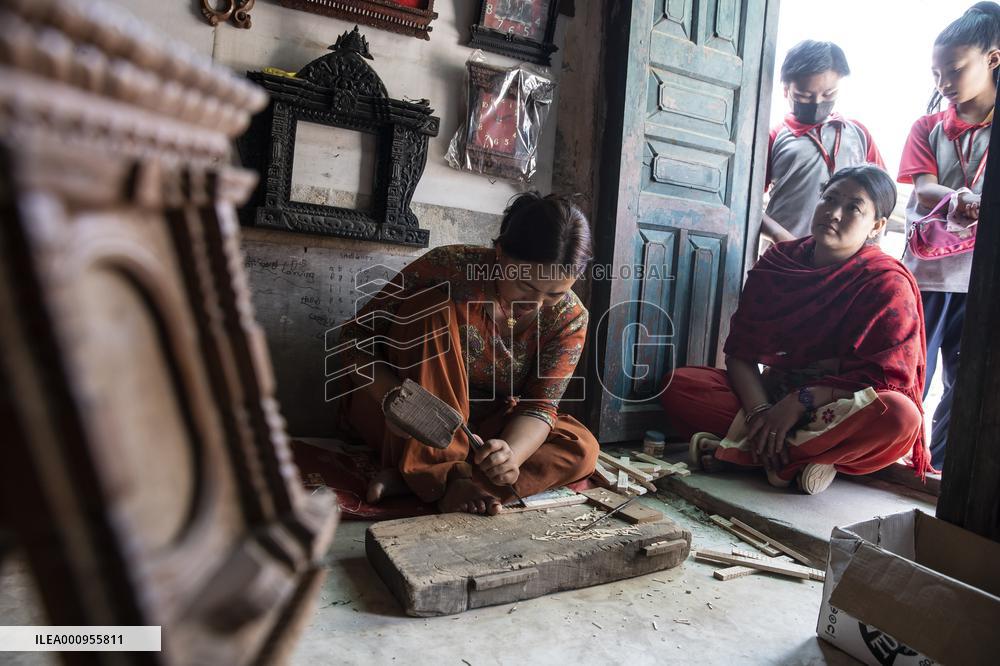 NEPAL-LALITPUR-WOOD CARVING