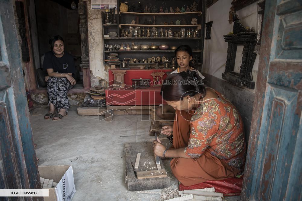 NEPAL-LALITPUR-WOOD CARVING