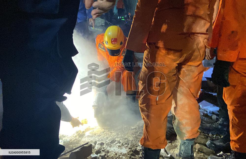 INDONESIA-SOUTH KALIMANTAN-MINI MARKET BUILDING-COLLAPSE