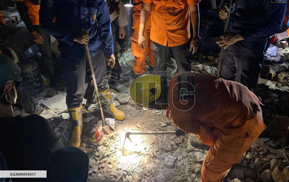 INDONESIA-SOUTH KALIMANTAN-MINI MARKET BUILDING-COLLAPSE