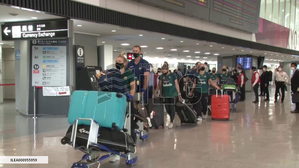Australian softball team arrives in Japan