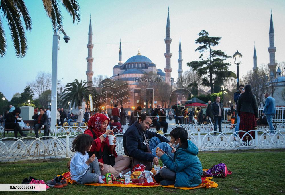 TURKEY-ISTANBUL-RAMADAN-IFTAR