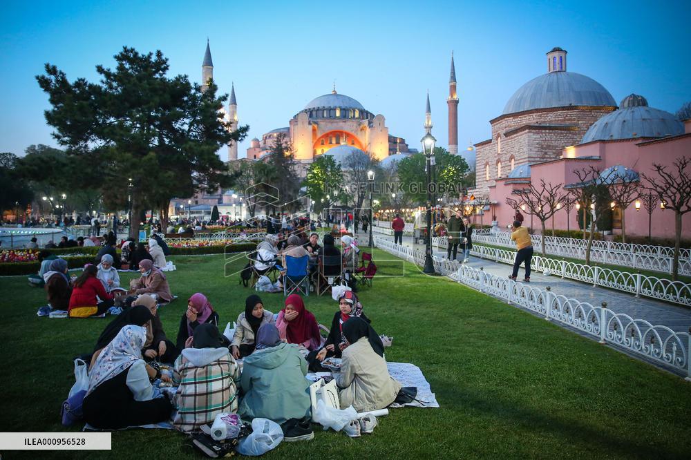 TURKEY-ISTANBUL-RAMADAN-IFTAR