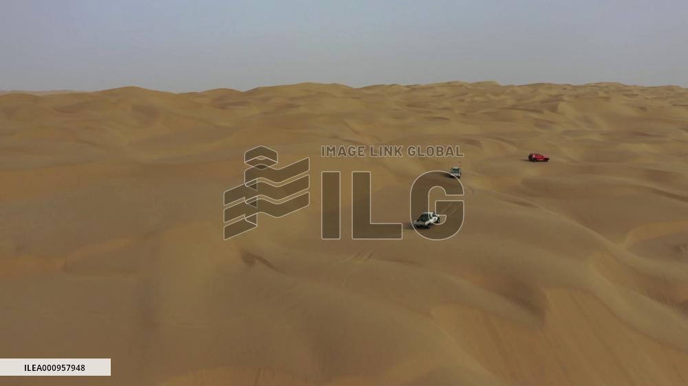 Off-road enthusiasts cross "sea of death" in China's Xinjiang