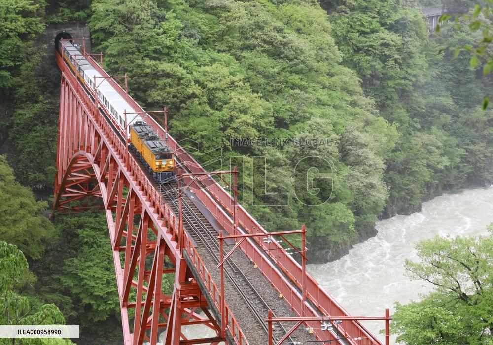 Kurobe Gorge sightseeing train