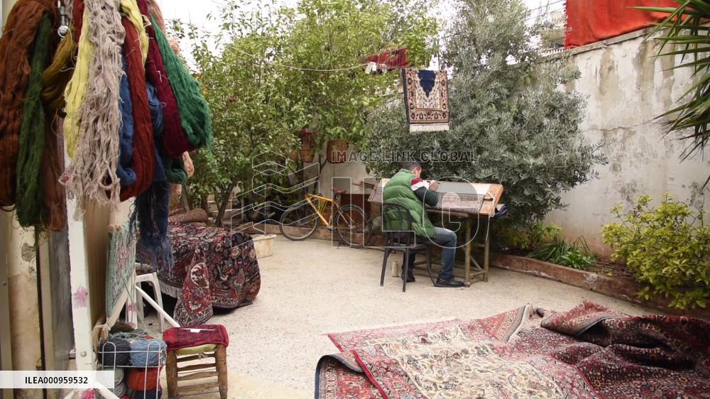 Syrian carpet weaver sees booming carpet repair business amid economic crisis