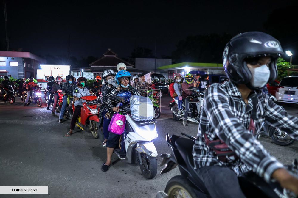 INDONESIA-KARAWANG-EID AL-FITR-HOMECOMING-MOTORBIKE-REFUEL