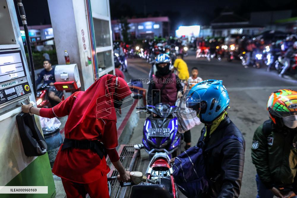INDONESIA-KARAWANG-EID AL-FITR-HOMECOMING-MOTORBIKE-REFUEL