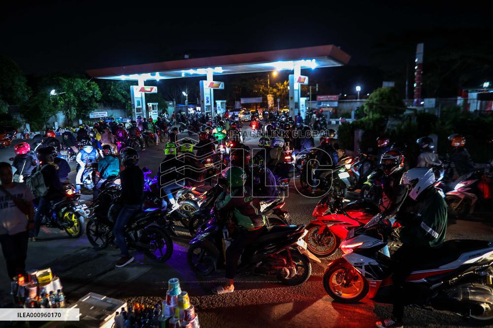 INDONESIA-KARAWANG-EID AL-FITR-HOMECOMING-MOTORBIKE-REFUEL