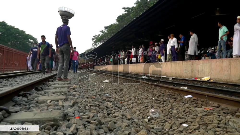 Bangladesh capital sees rush of Eid travelers