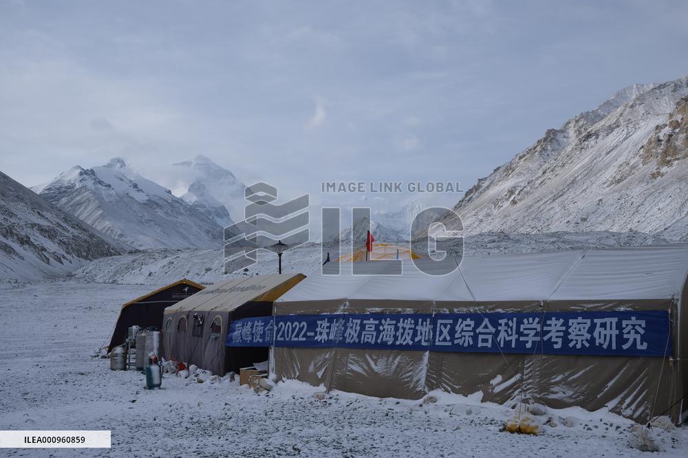 CHINA-MT. QOMOLANGMA-WEATHER STATION (CN)
