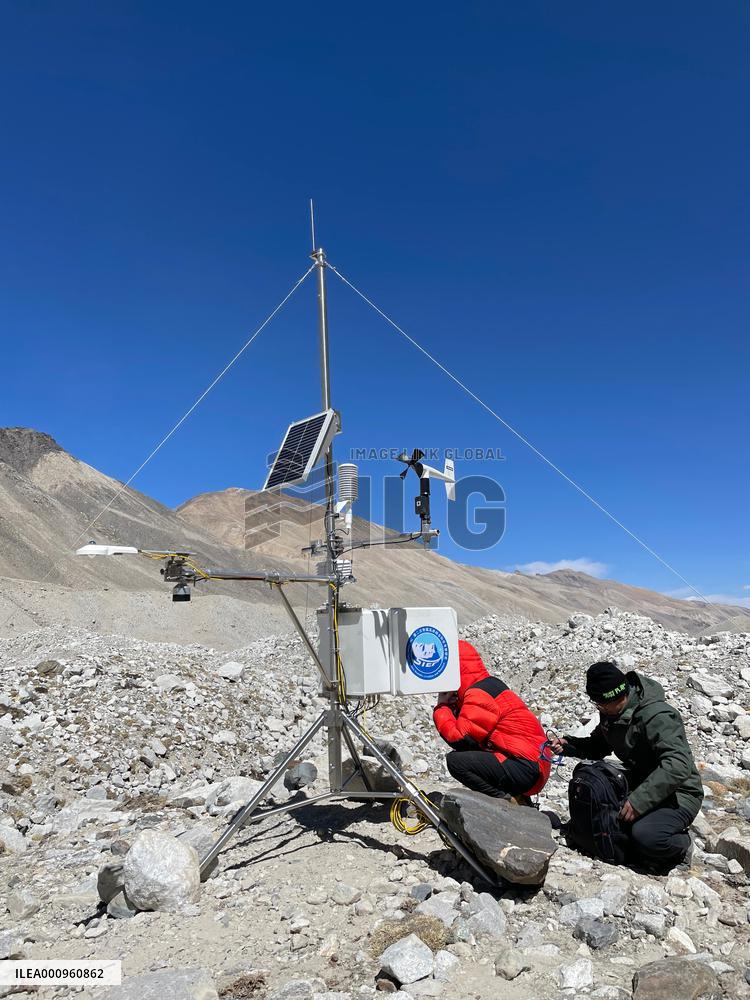 CHINA-MT. QOMOLANGMA-WEATHER STATION (CN)