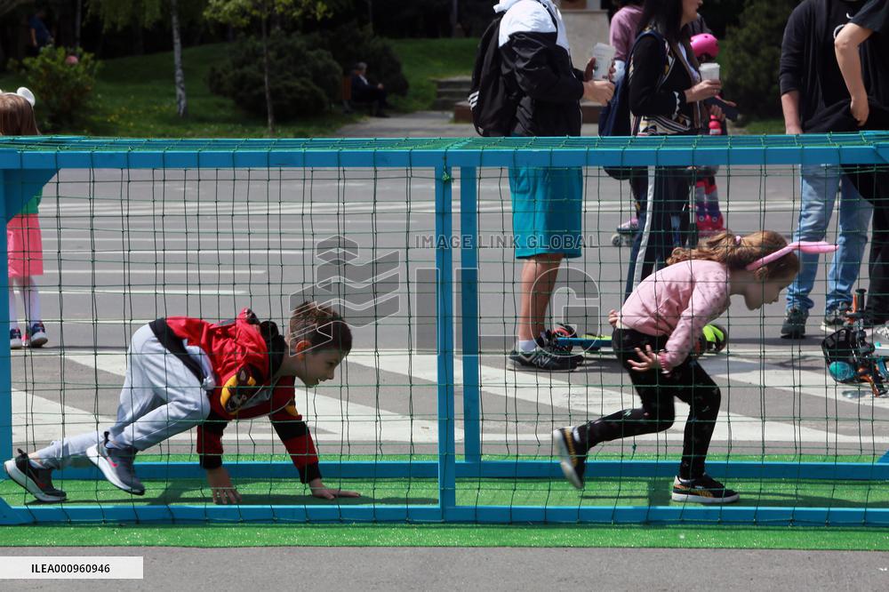 ROMANIA-BUCHAREST-PEDESTRIAN-ONLY ZONE-OPEN STREETS