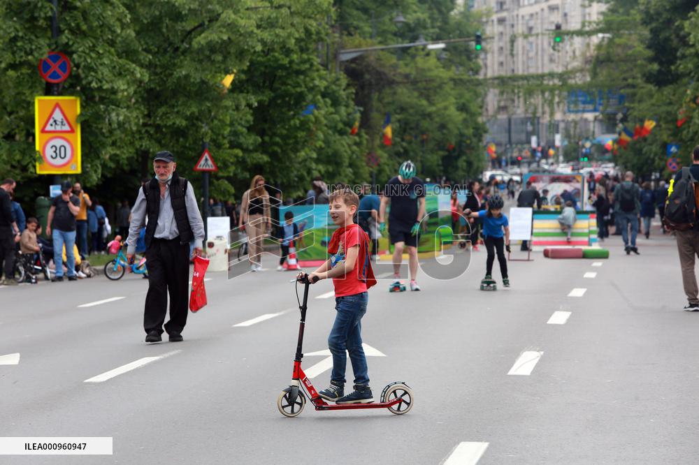 ROMANIA-BUCHAREST-PEDESTRIAN-ONLY ZONE-OPEN STREETS