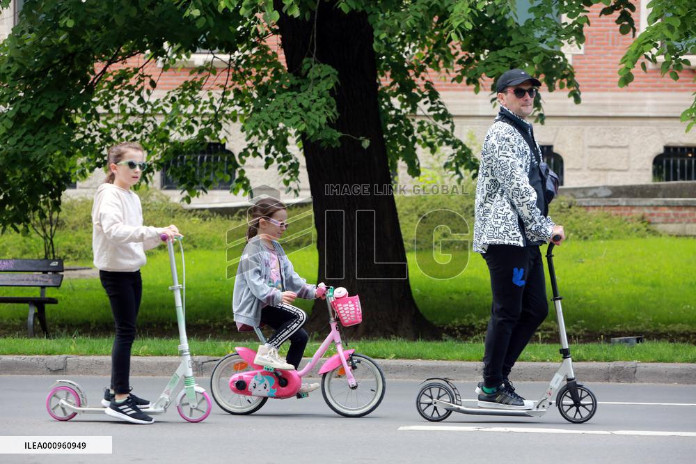 ROMANIA-BUCHAREST-PEDESTRIAN-ONLY ZONE-OPEN STREETS