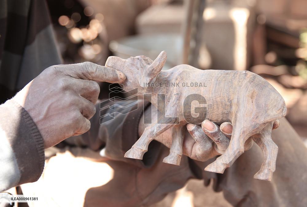 ZIMBABWE-BULAWAYO-WOOD CARVING