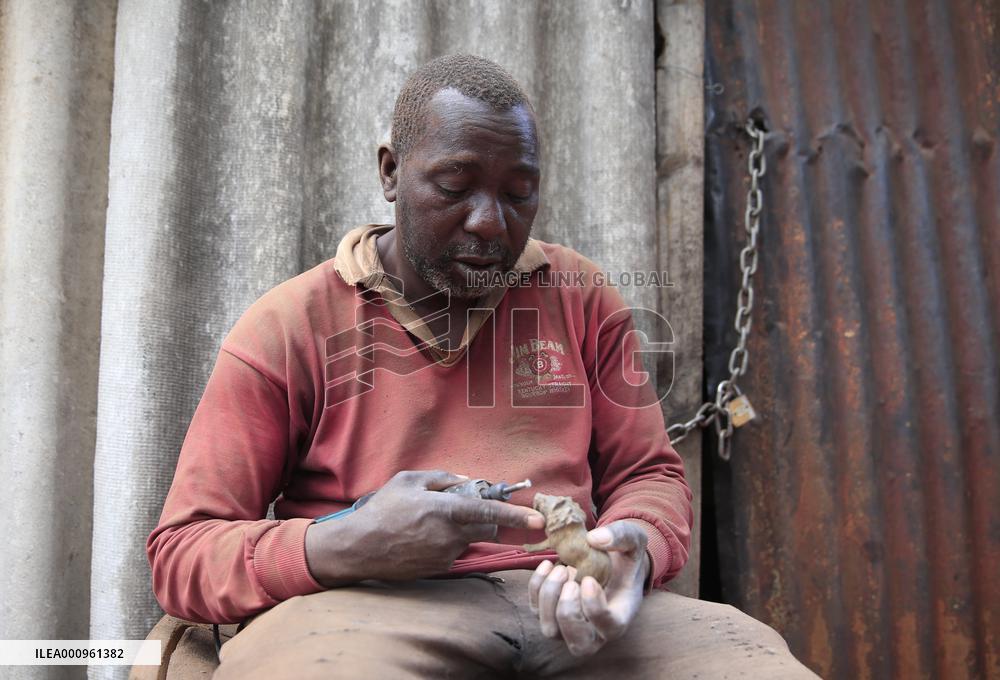 ZIMBABWE-BULAWAYO-WOOD CARVING
