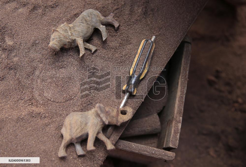 ZIMBABWE-BULAWAYO-WOOD CARVING