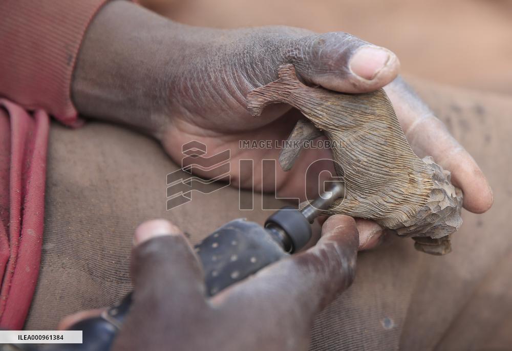 ZIMBABWE-BULAWAYO-WOOD CARVING