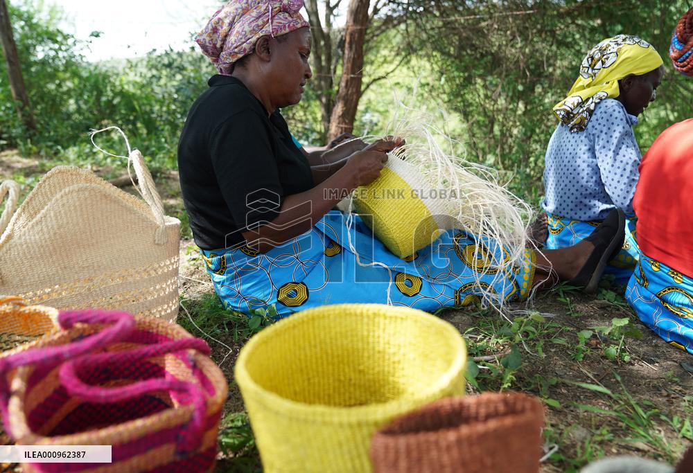 KENYA-MACHAKOS-WOMEN-BASKET-WEAVING