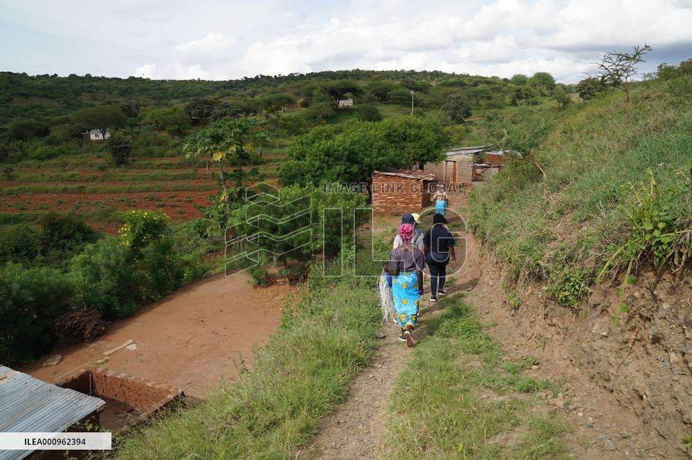 KENYA-MACHAKOS-WOMEN-BASKET-WEAVING