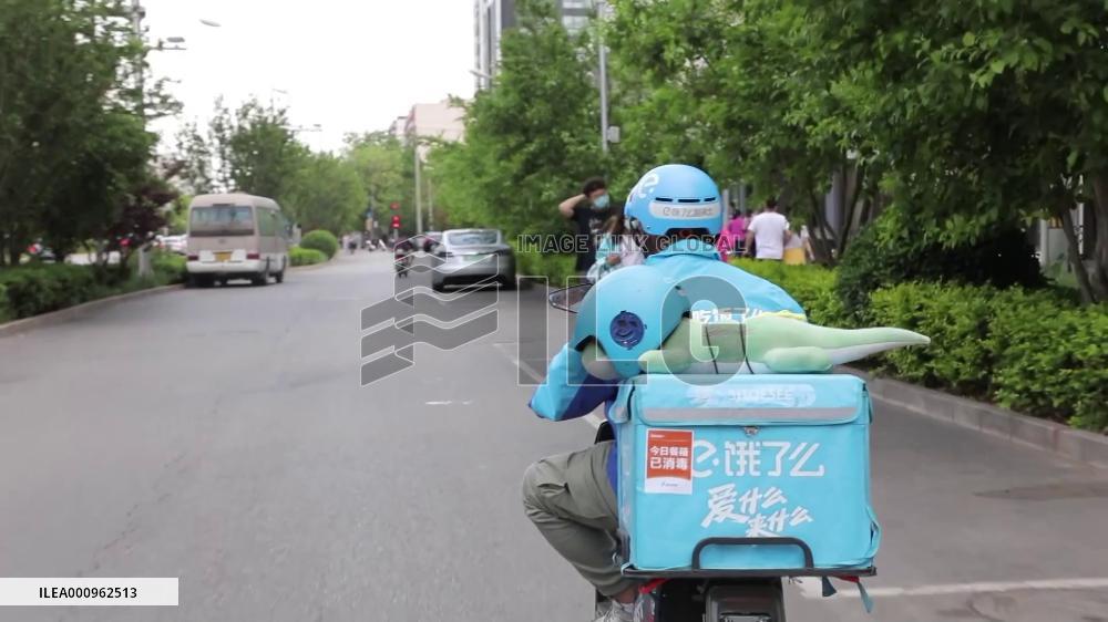GLOBALink | Food deliveryman works around the clock in Beijing's epidemic fight